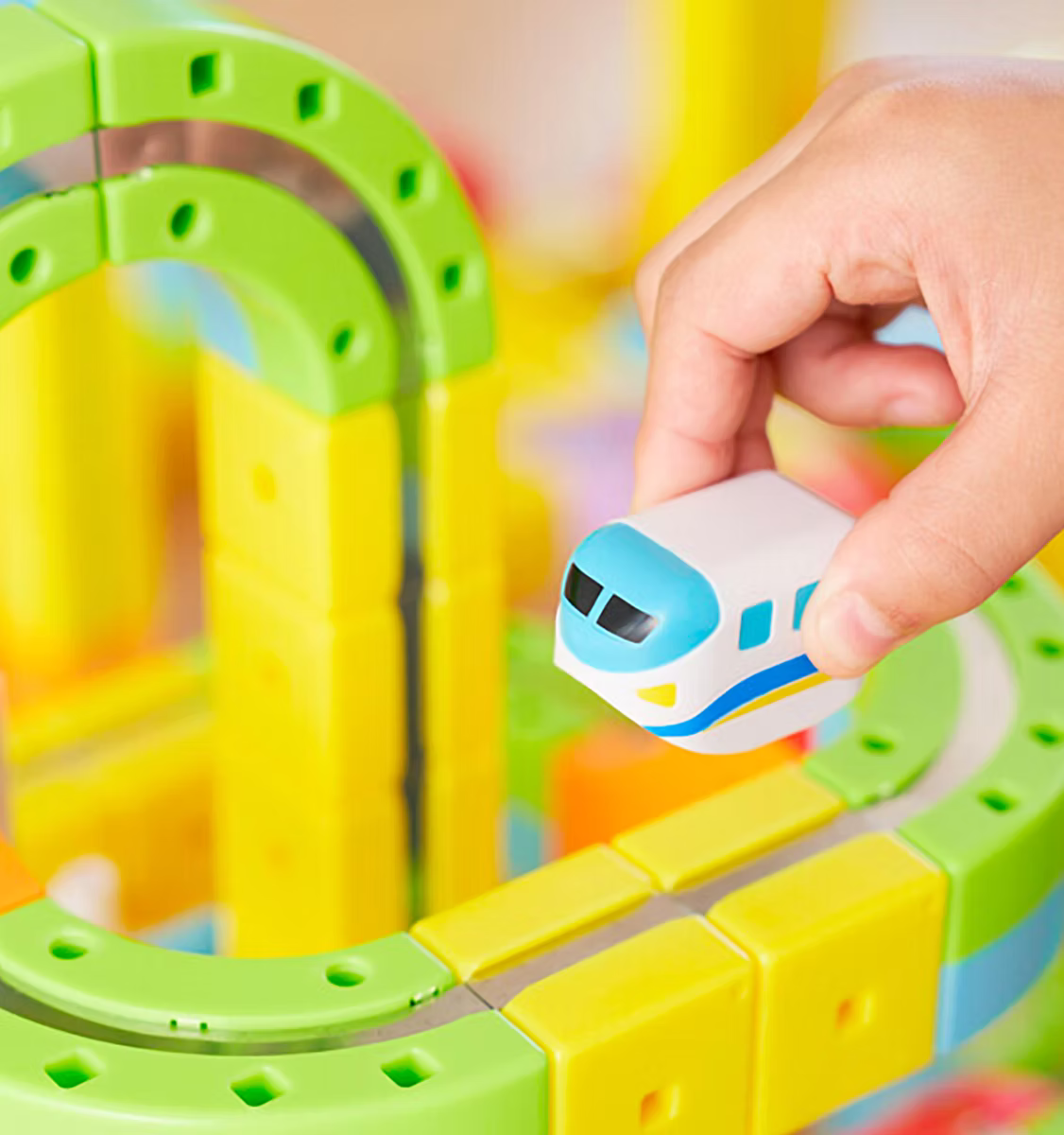 MagniLoop: The Floating Rail Car Redefining Motion Play